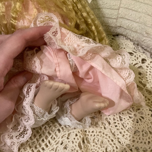 Vintage Praying Porcelain Girl Doll - Pink Gown, Kneeling, Rosary - Picture 9 of 13